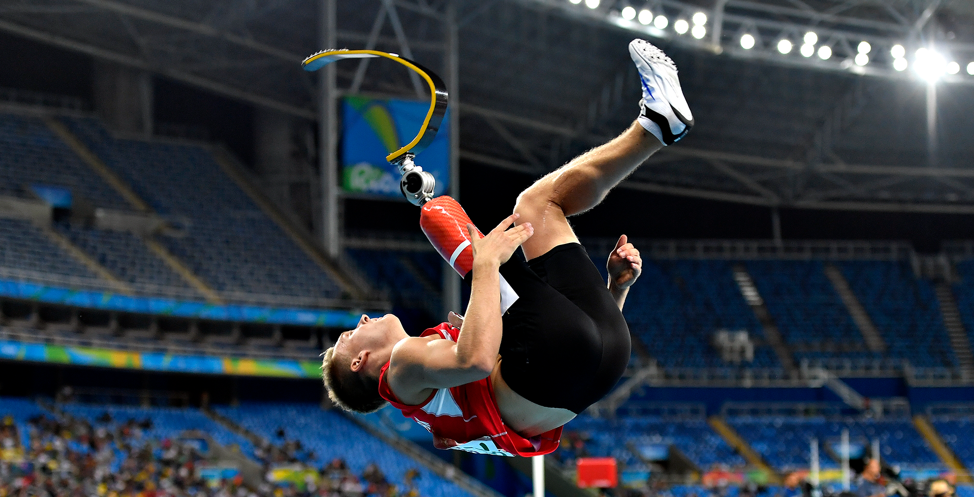 爵士爆冷擒火箭+当湖人侠湖人重回西部第4 和掘金相差2个胜场.